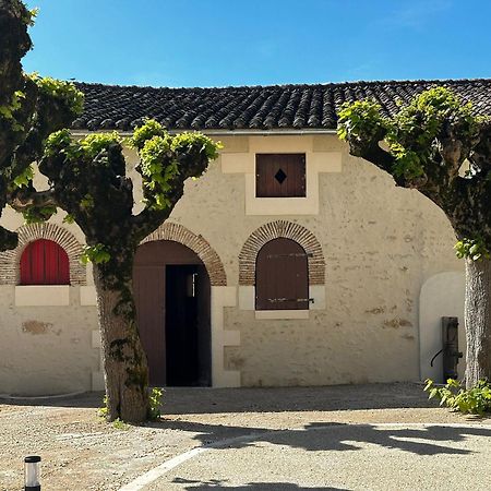 Domaine De L'Ecorcerie Fontaine-le-Comte Exterior foto