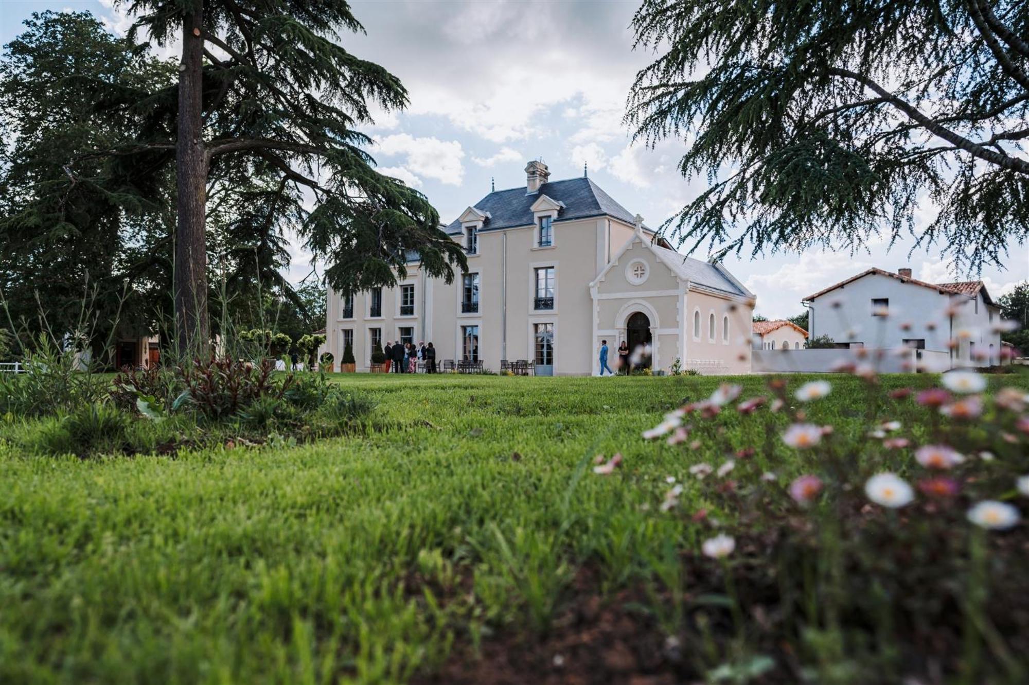 Domaine De L'Ecorcerie Fontaine-le-Comte Exterior foto