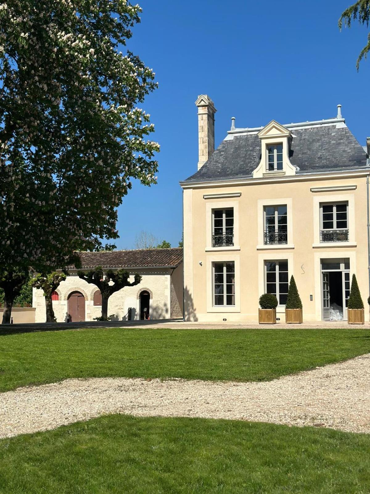 Domaine De L'Ecorcerie Fontaine-le-Comte Exterior foto